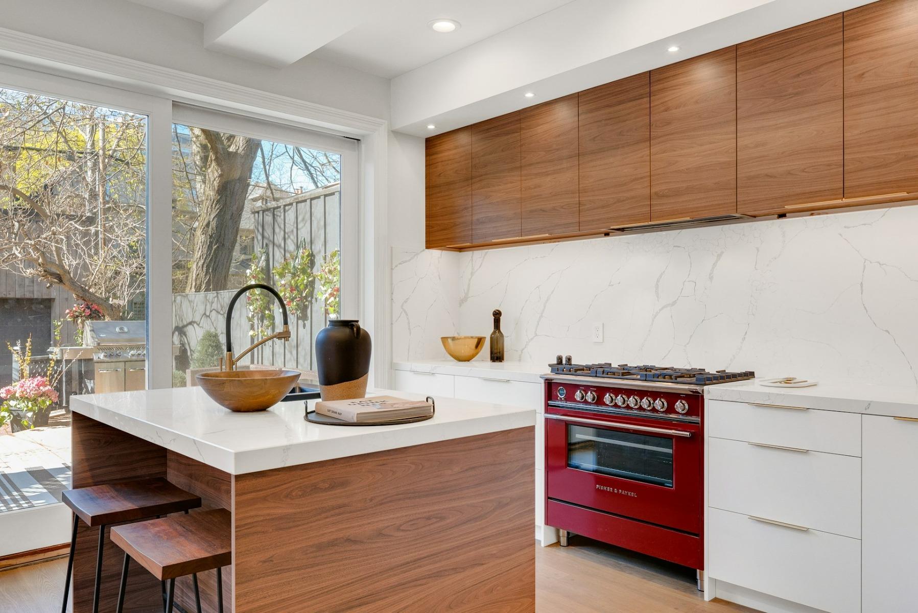 A kitchen with quartz countertops